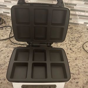 Cook’s Essentials Brownie Maker